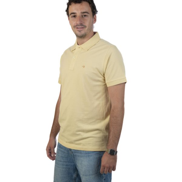 Polo Veltoro de manga corta en color amarillo con el toro bordado en el pecho