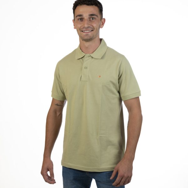 Polo Veltoro de manga corta en color verde pistacho con el toro bordado en el pecho