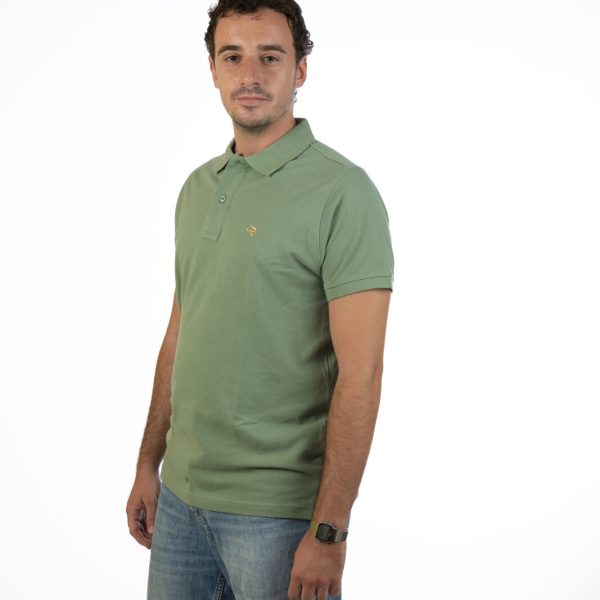 Polo Veltoro de manga corta en color verde salvia con el toro bordado en el pecho